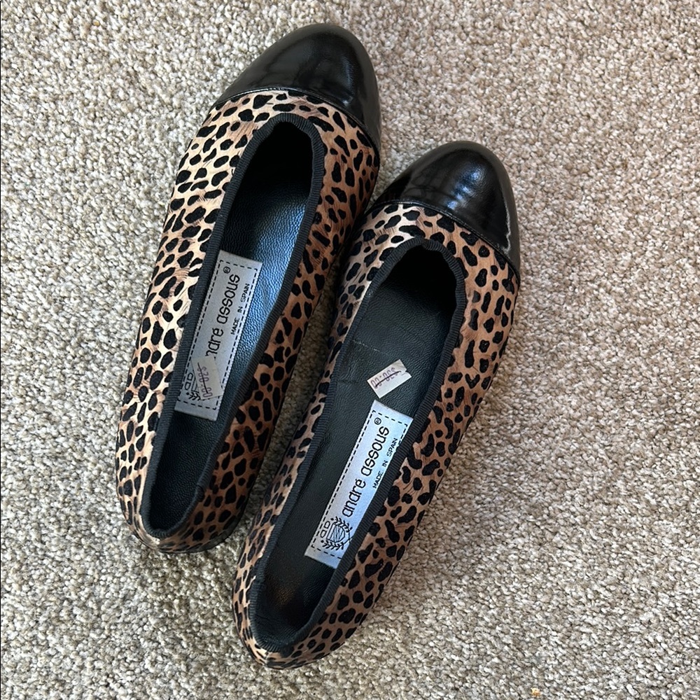 STUNNING like new Andre assous Leopard Print Flats 7b